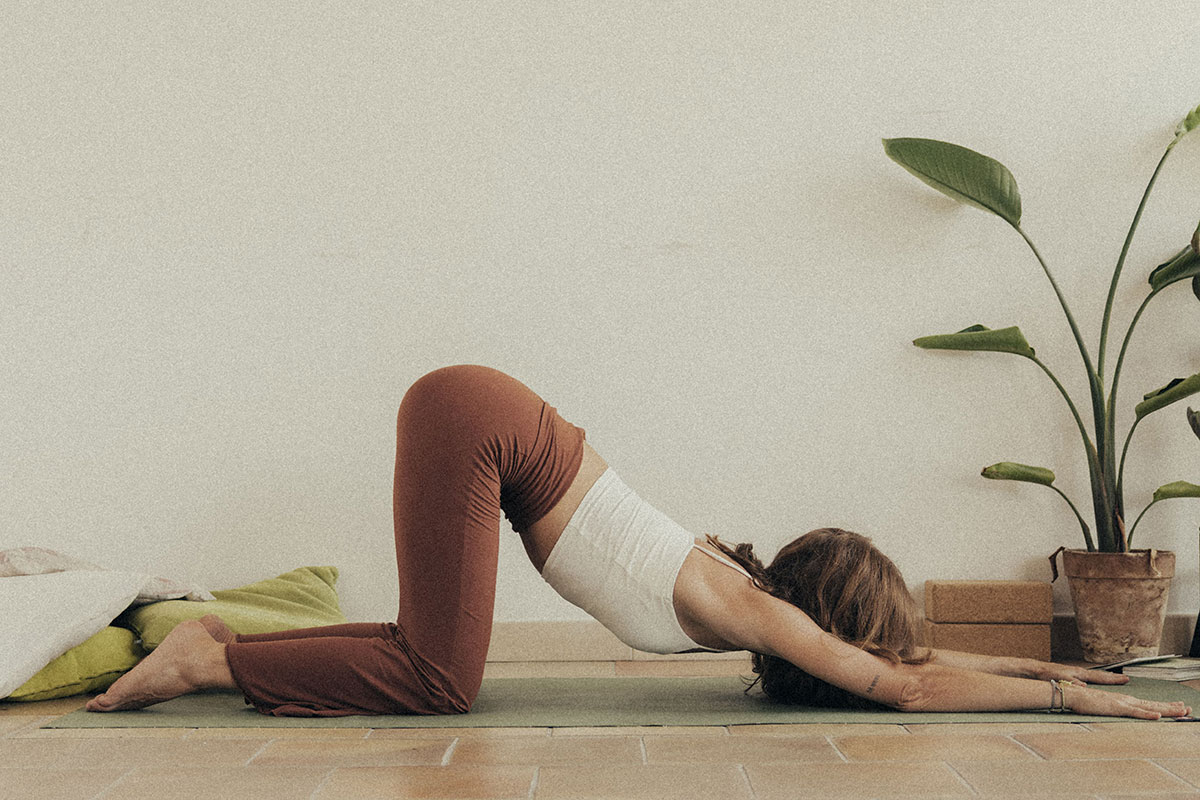 Yoga contro lo stress: 5 posizioni da fare a casa per scaricare la tensione prima delle vacanze Yoga contro lo stress: 5 posizioni da fare a casa per scaricare la tensione prima delle vacanze