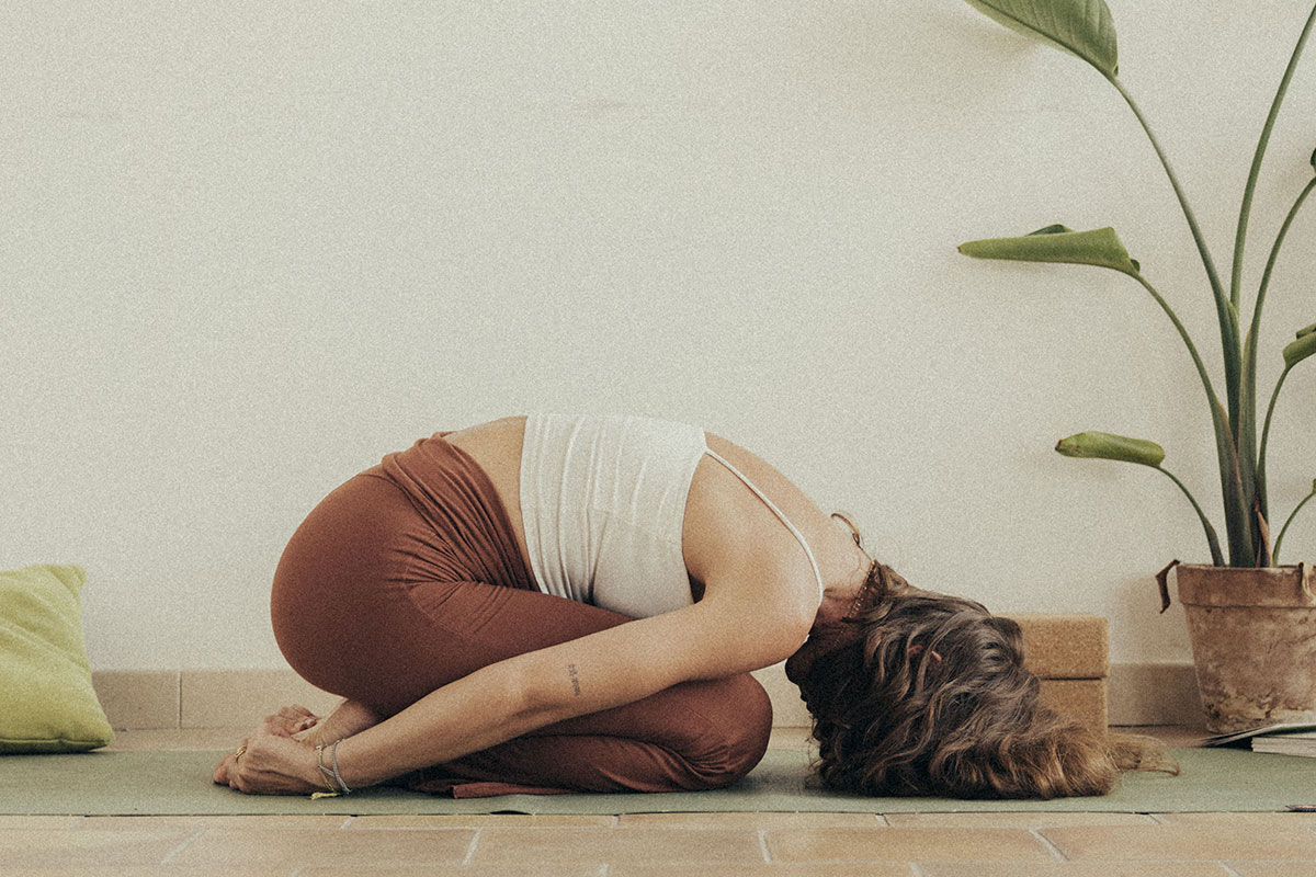 Yoga contro lo stress: 5 posizioni da fare a casa per scaricare la tensione prima delle vacanze Yoga contro lo stress: 5 posizioni da fare a casa per scaricare la tensione prima delle vacanze