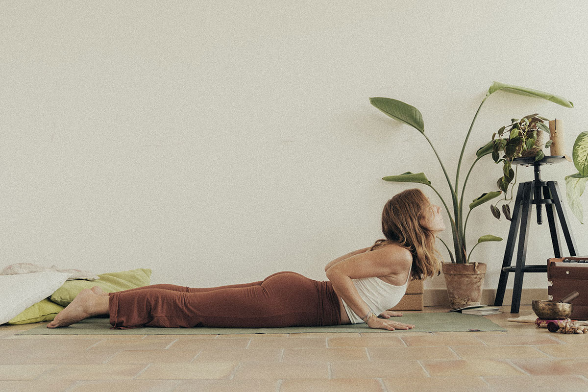 Yoga contro lo stress: 5 posizioni da fare a casa per scaricare la tensione prima delle vacanze Yoga contro lo stress: 5 posizioni da fare a casa per scaricare la tensione prima delle vacanze