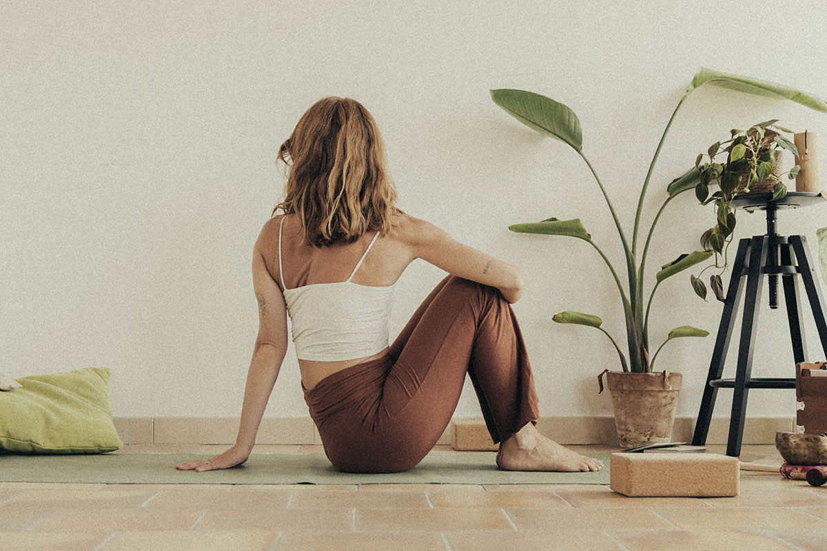 Yoga contro lo stress: 5 posizioni da fare a casa per scaricare la tensione prima delle vacanze Yoga contro lo stress: 5 posizioni da fare a casa per scaricare la tensione prima delle vacanze