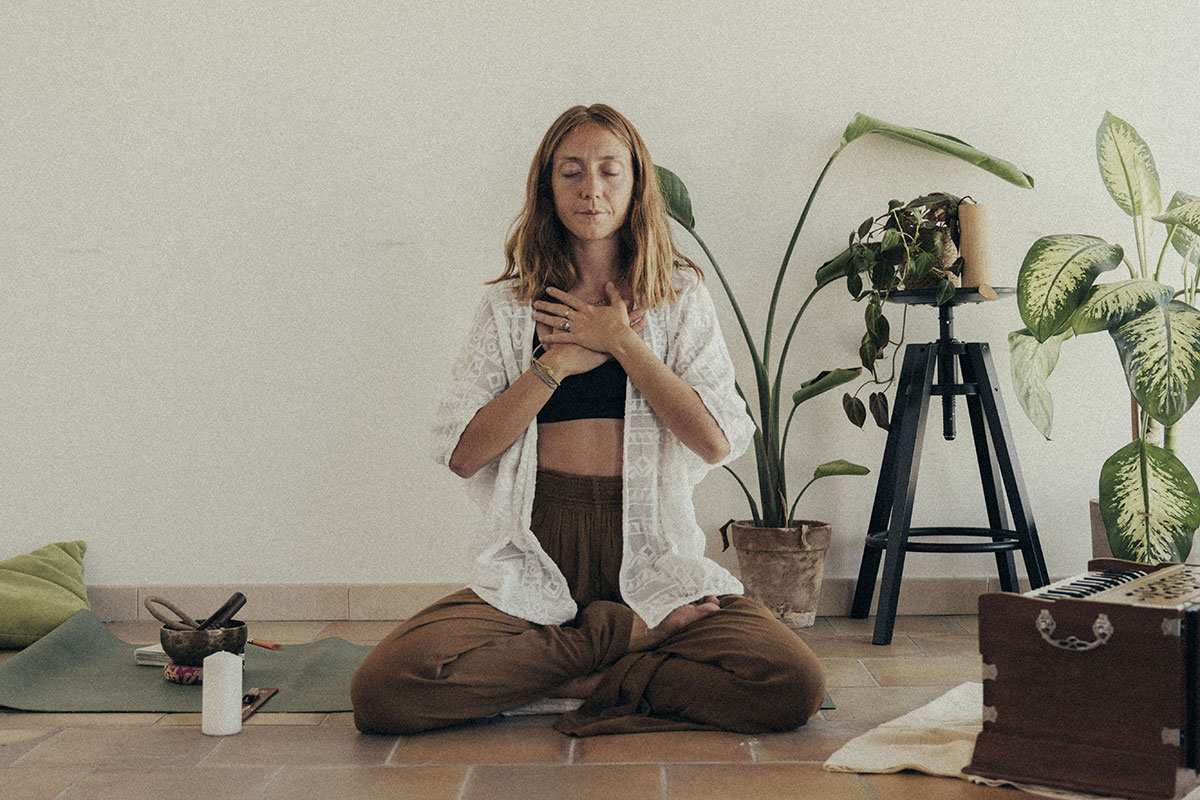 Yoga contro lo stress: 5 posizioni da fare a casa per scaricare la tensione prima delle vacanze Yoga contro lo stress: 5 posizioni da fare a casa per scaricare la tensione prima delle vacanze