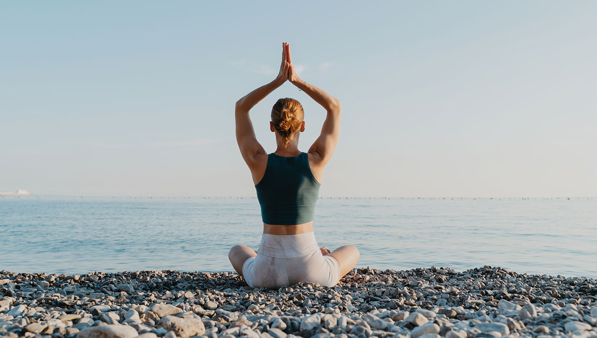 Yoga da fare in vacanza: 6 posizioni per ritrovare subito leggerezza fisica e mentale Yoga da fare in vacanza: 6 posizioni per ritrovare subito leggerezza fisica e mentale