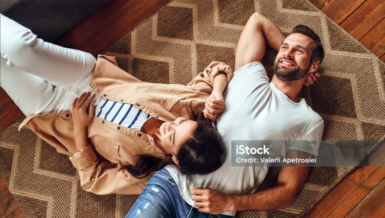 https://www.istockphoto.com/it/foto/famiglia-a-casa-gm1341398881-421158679
