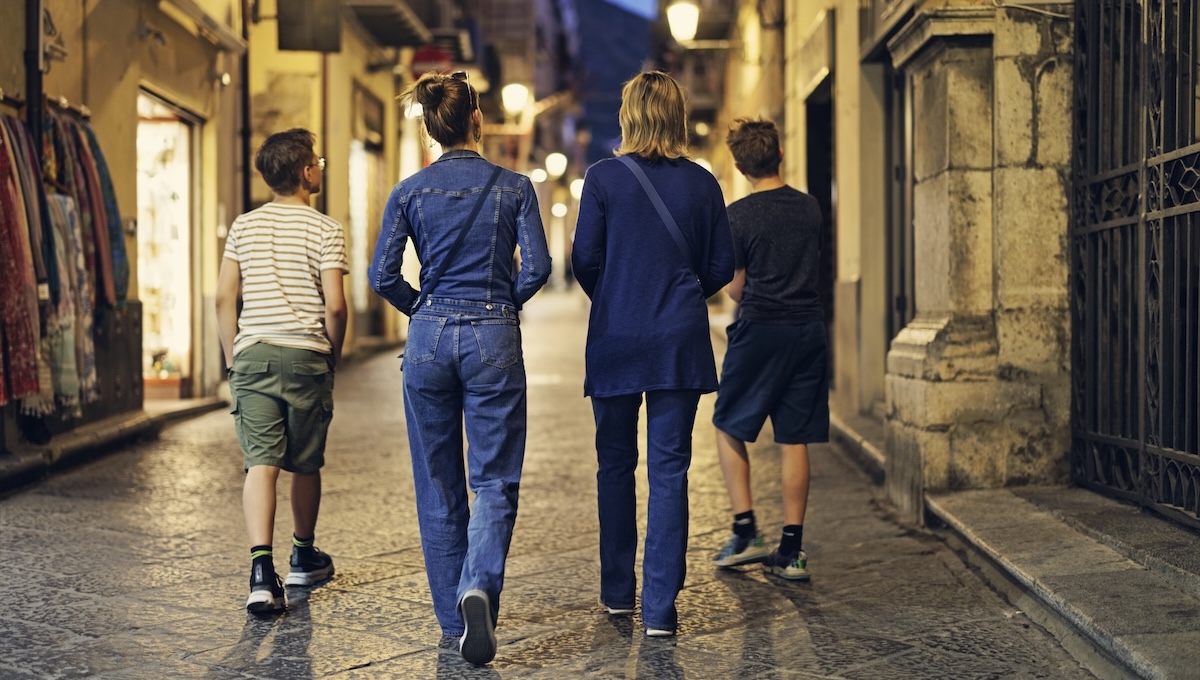 Camminare 15 minuti dopo cena: perché questo gesto semplice aiuta il metabolismo, il cuore e persino la creatività Camminare 15 minuti dopo cena: perché questo gesto semplice aiuta il metabolismo, il cuore e persino la creatività