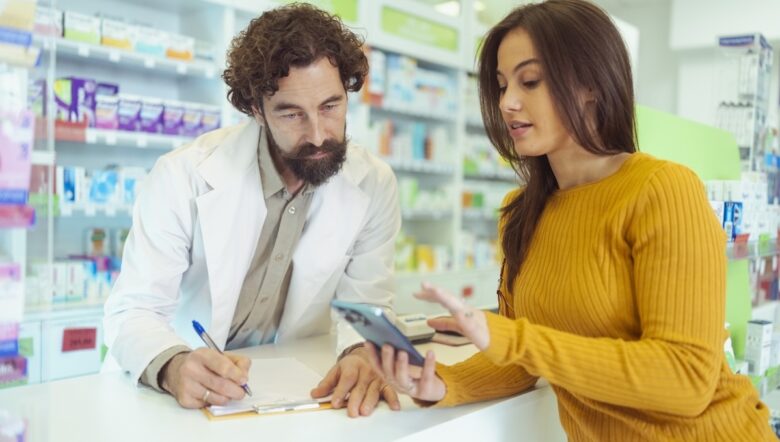 cliente chiede consigli a farmacista