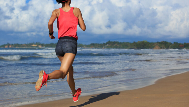 ragazza corre sulla spiaggia