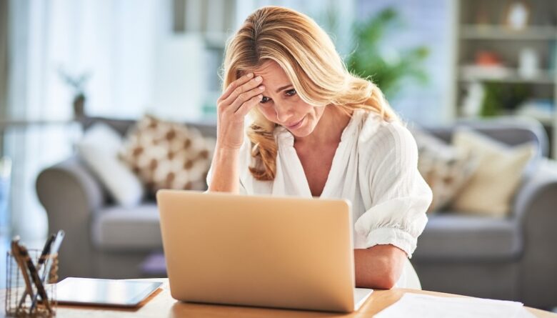 Donna pensierosa al computer