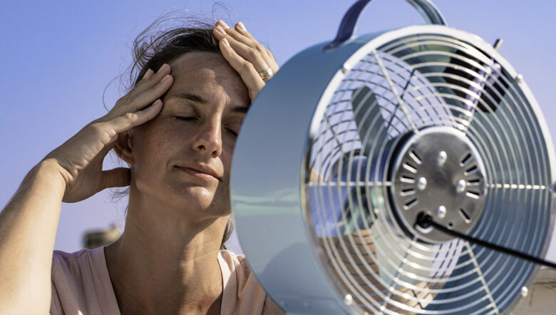 donna davanti al ventilatore