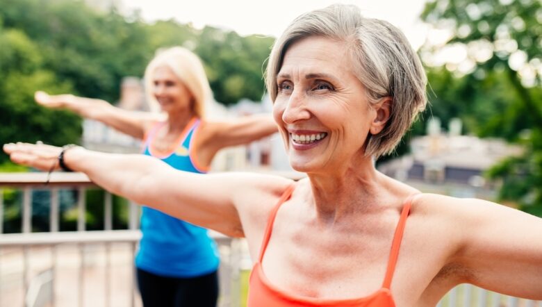 Due donne di mezza età fanno ginnastica all'aperto