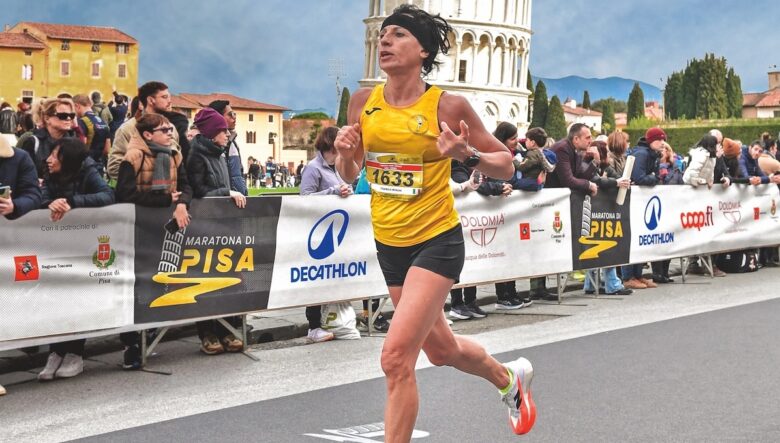La runner Federica Moroni corre davanti alla Torre di Pisa