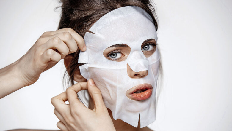 Ragazza con maschera viso monouso