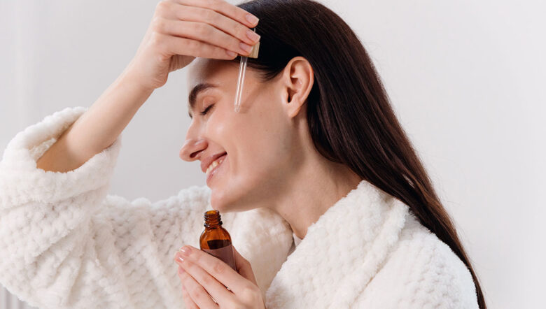 ragazza si mette siero viso