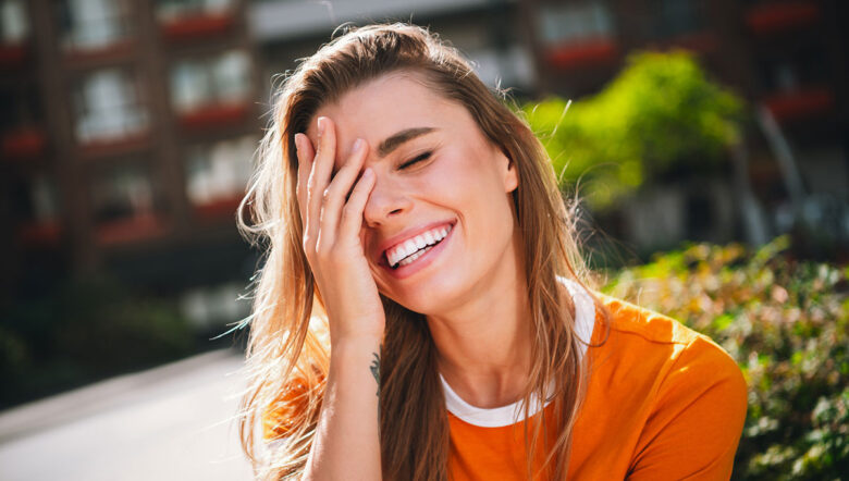 ragazza in t-shirt e dal viso luminoso sorride