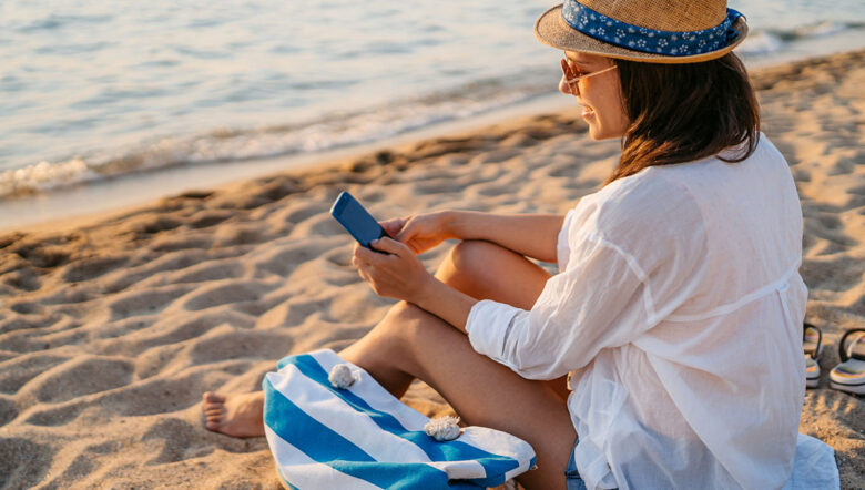 ragazza in spiaggia con il cellulare