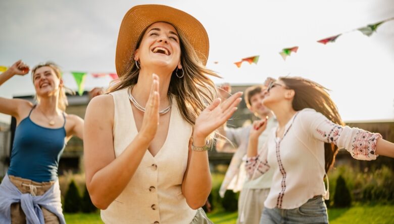 Ragazze ballano di giorno all'aperto