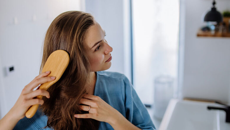 ragazza si spazzola i capelli