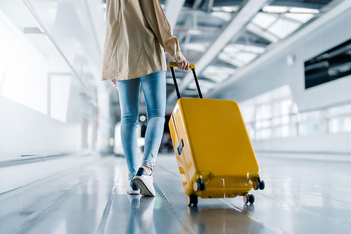 Vacanze senza mal di schiena: gli errori da non fare con i bagagli (e gli esercizi da fare subito)