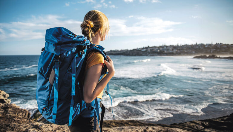 ragazza con zaino in spalla vista mare