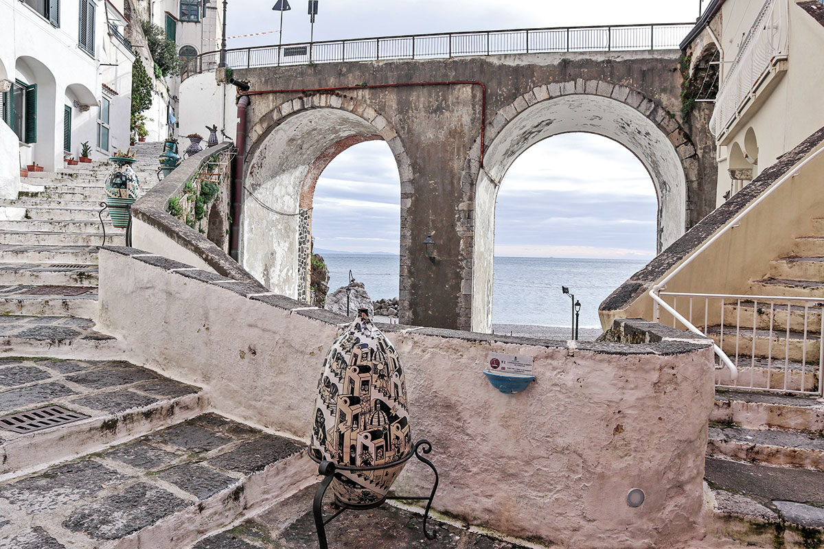 Allenati viaggiando su e giù per le scale: 4 destinazioni in Italia dove la vista ripaga ogni sforzo Allenati viaggiando su e giù per le scale: 4 destinazioni in Italia dove la vista ripaga ogni sforzo