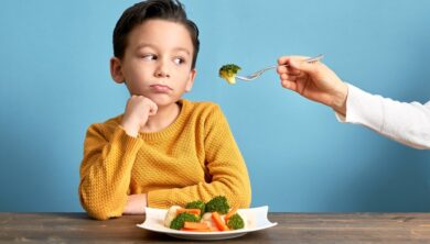 “Non mi piace!”: perché tuo figlio rifiuta i cibi nuovi (e perché non è un capriccio)