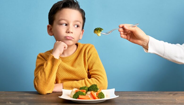 Bambino espressione dubbiosa cibo