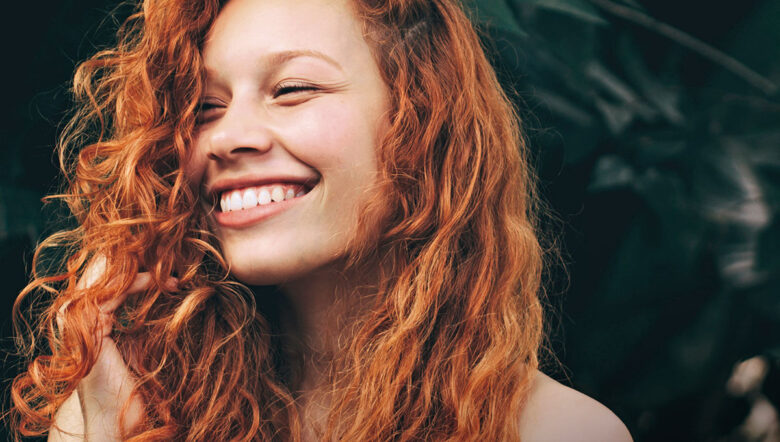 ragazza dai capelli ricci rossi