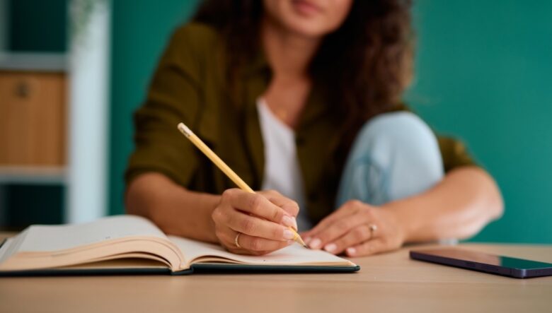 donna scrive e pianifica su agenda