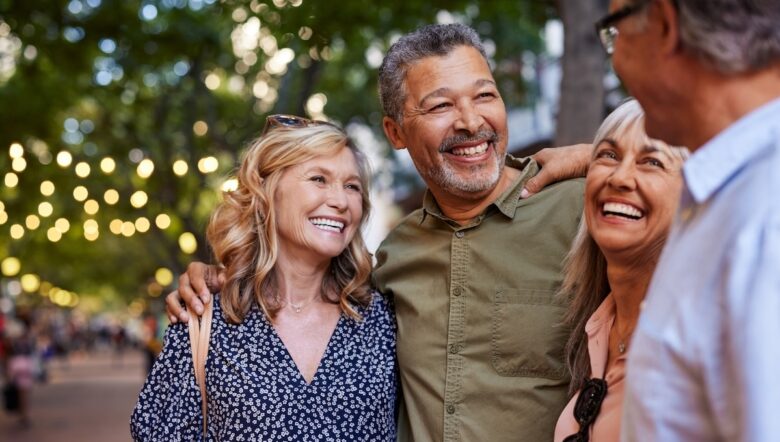 donne e uomini maturi che ridono insieme