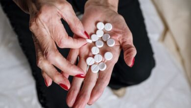 Non prendeteli con leggerezza: i farmaci che gli anziani rischiano di assumere troppo (e male)