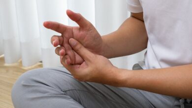 Perché il formicolio alle mani colpisce soprattutto le donne (e non è solo colpa del PC)