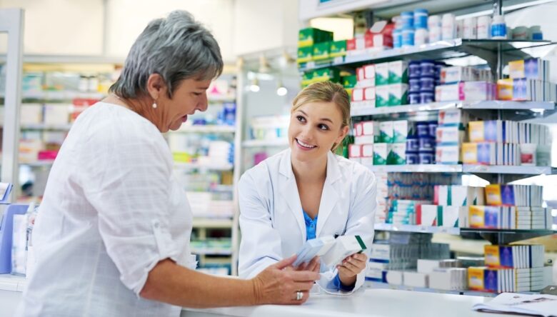 Una donna di mezza età parla con una farmacista