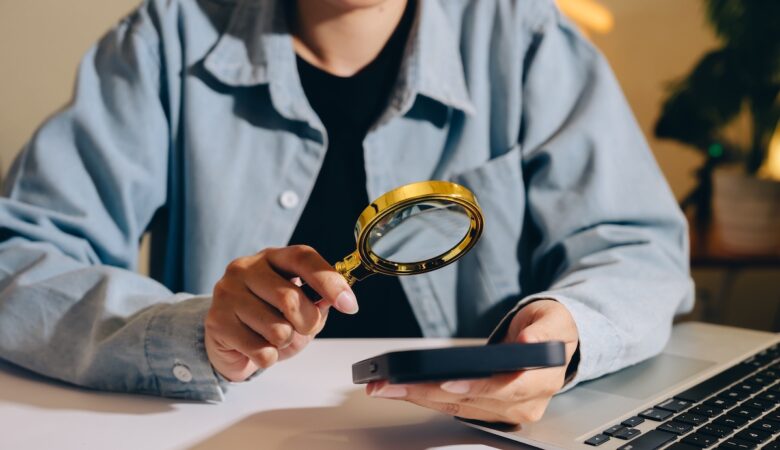 lente di ingrandimento su uno smartphone