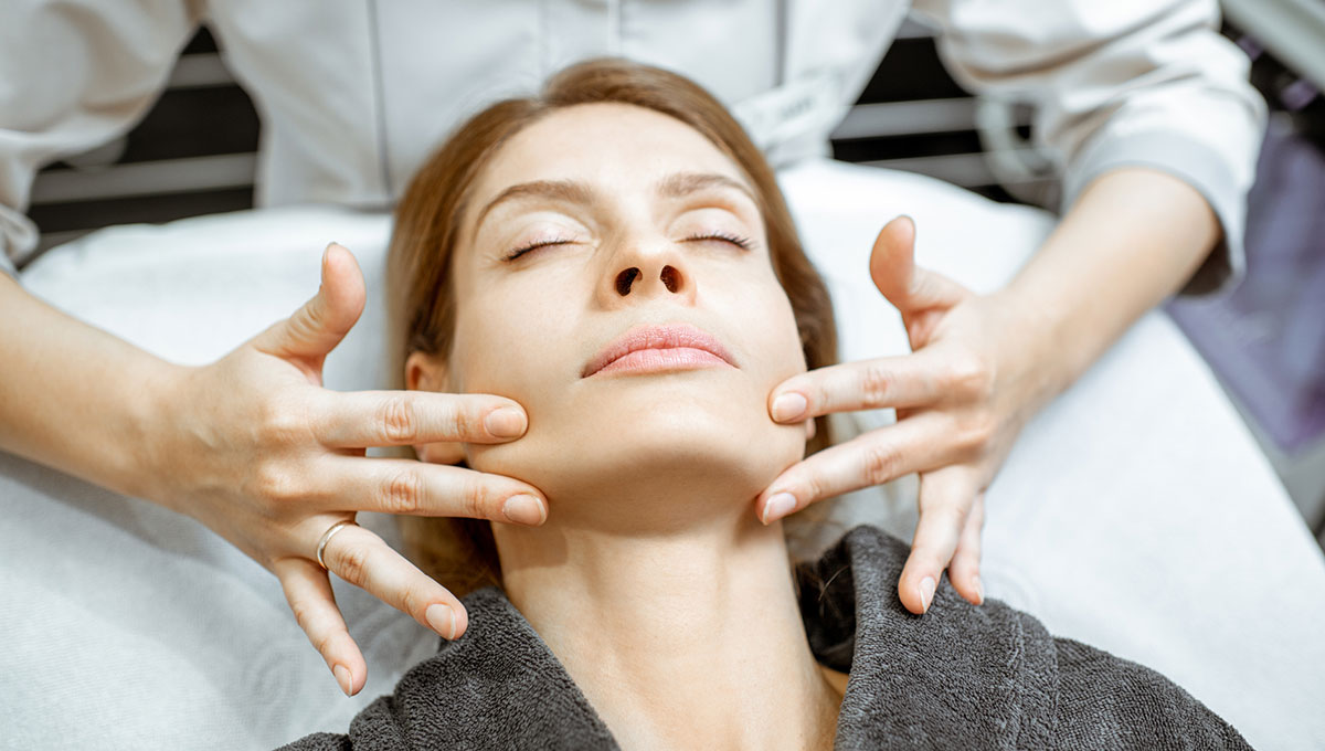 Sculpted Skin: il lifting senza bisturi che parte dai muscoli (più 3 esercizi per farlo a casa)