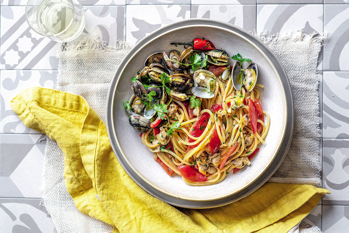 Spaghetti al pomodoro: 5 varianti insolite e sane con pistacchi, stracciatella e vongole