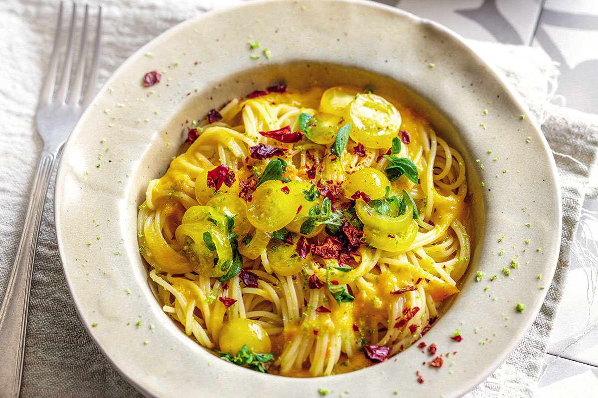 Spaghetti al pomodoro: 5 varianti insolite e sane con pistacchi, stracciatella e vongole