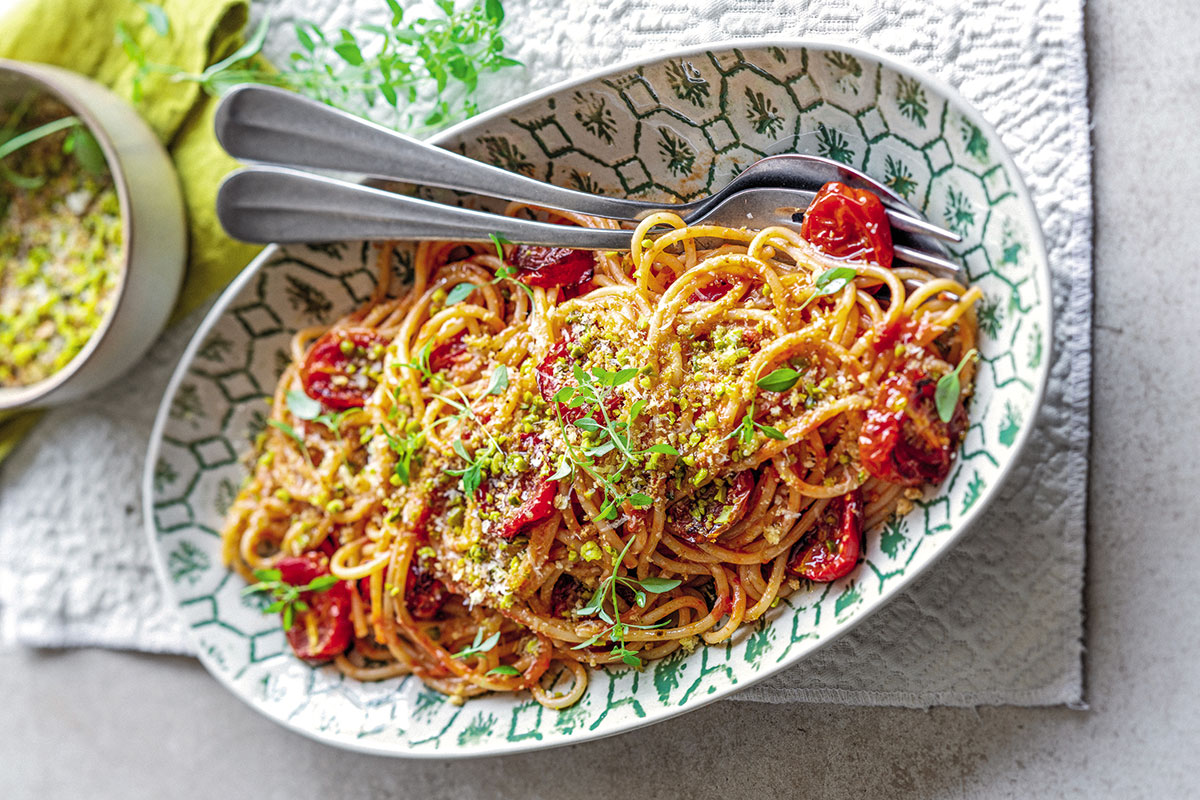 Spaghetti al pomodoro: 5 varianti insolite e sane con pistacchi, stracciatella e vongole