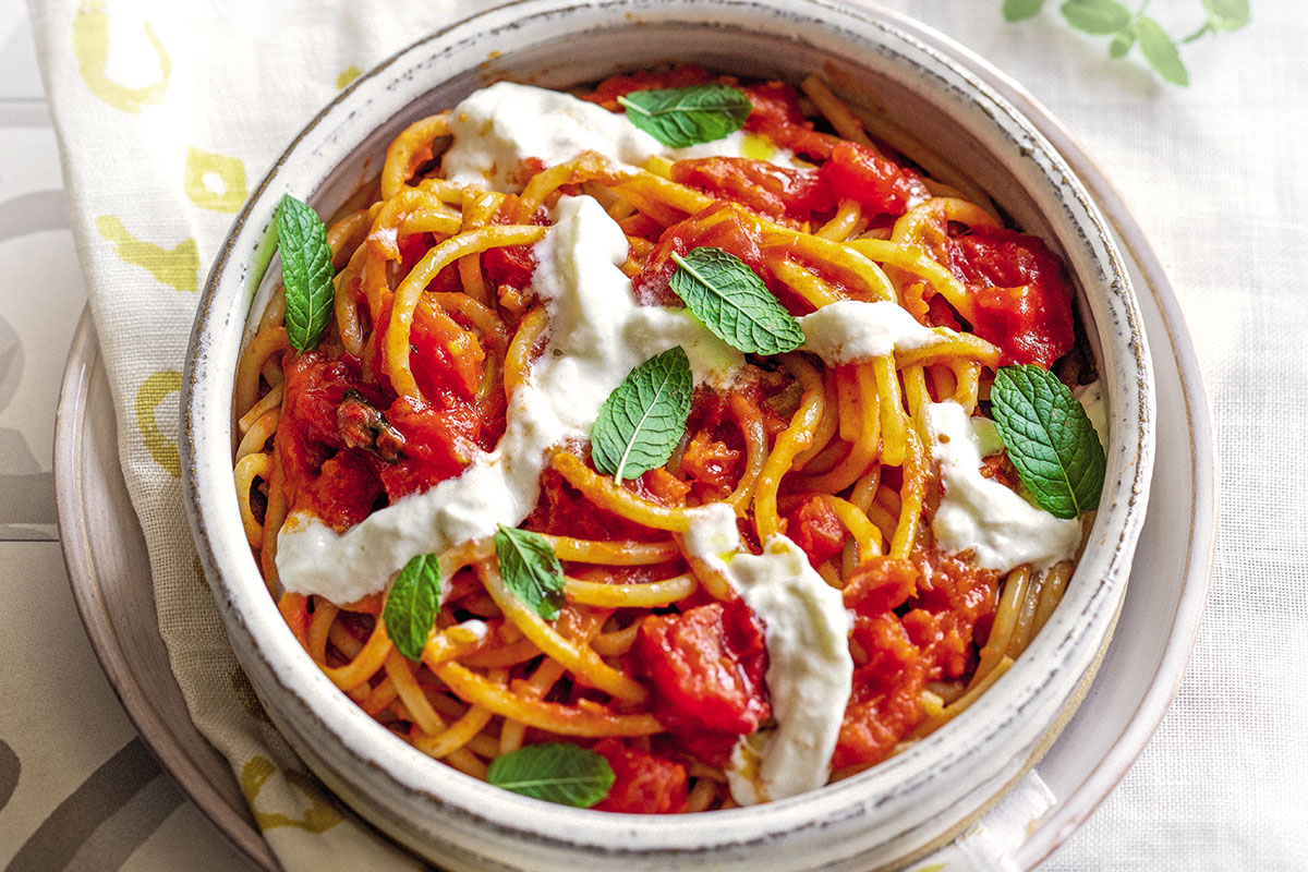 Spaghetti al pomodoro: 5 varianti insolite e sane con pistacchi, stracciatella e vongole