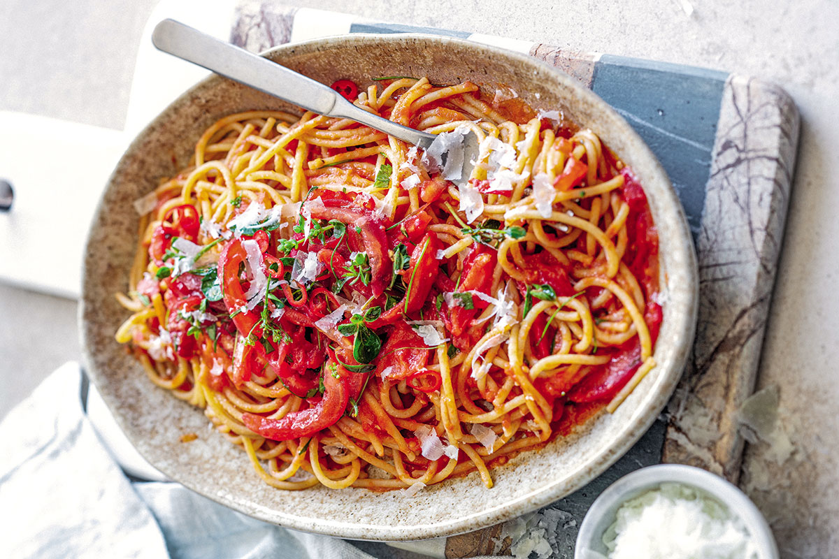 Spaghetti al pomodoro: 5 varianti insolite e sane con pistacchi, stracciatella e vongole