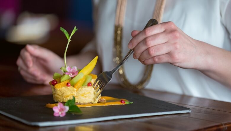 piatto dolce con fiori edibili