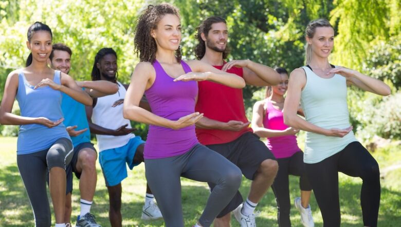 Gruppo di ragazzi pratica Tai Chi Chuan in un parco