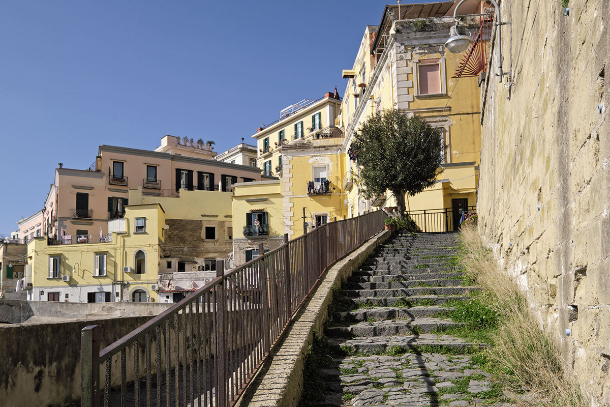 Allenati viaggiando su e giù per le scale: 4 destinazioni in Italia dove la vista ripaga ogni sforzo Allenati viaggiando su e giù per le scale: 4 destinazioni in Italia dove la vista ripaga ogni sforzo