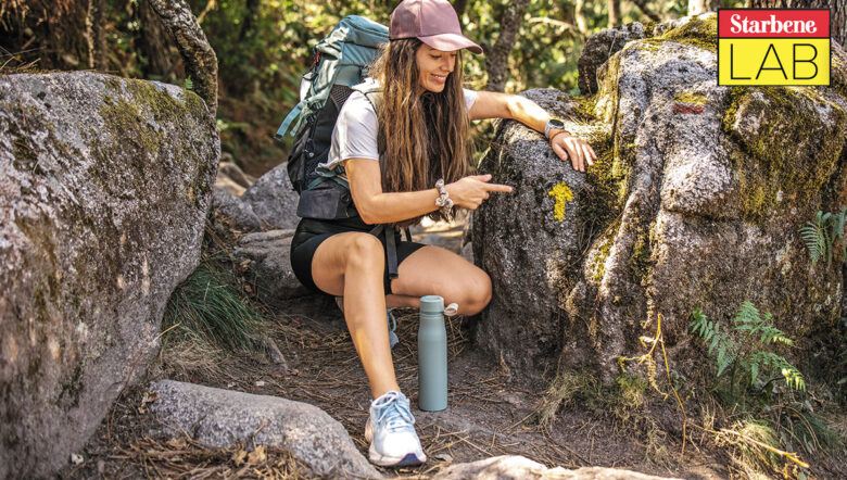 ragazza in cammino con scarpe da walking