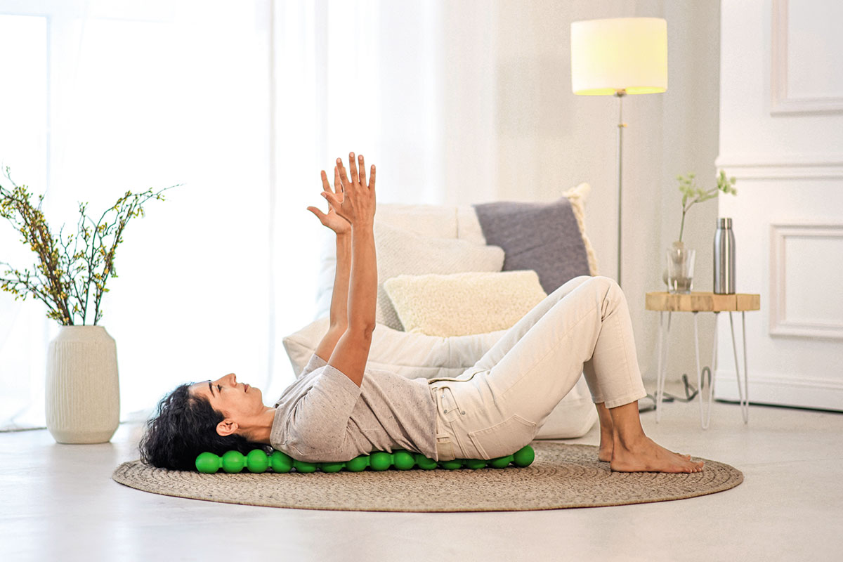 Spinefitter, l’attrezzo con le sfere che scioglie il mal di schiena: 6 esercizi da fare a casa