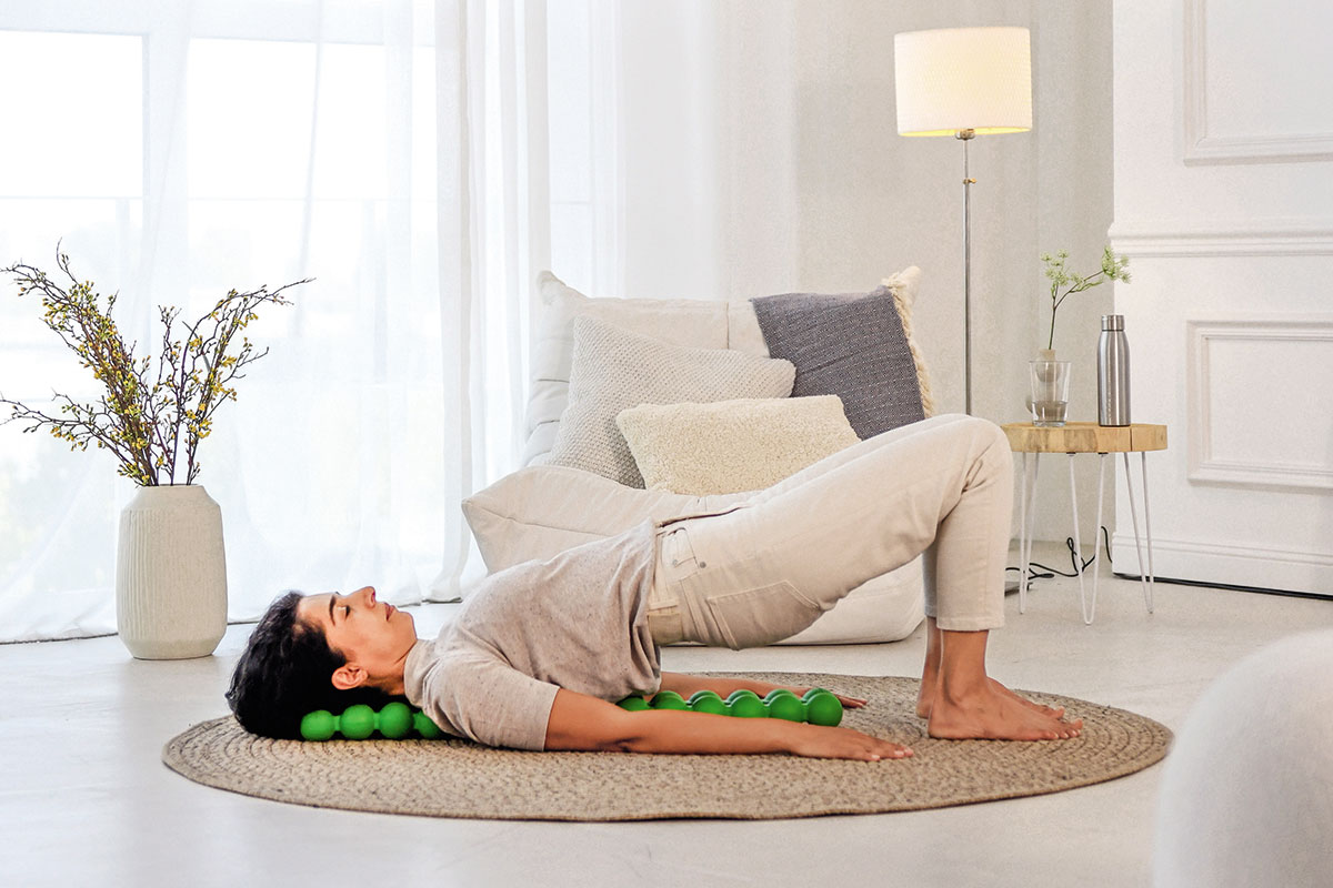 Spinefitter, l’attrezzo con le sfere che scioglie il mal di schiena: 6 esercizi da fare a casa