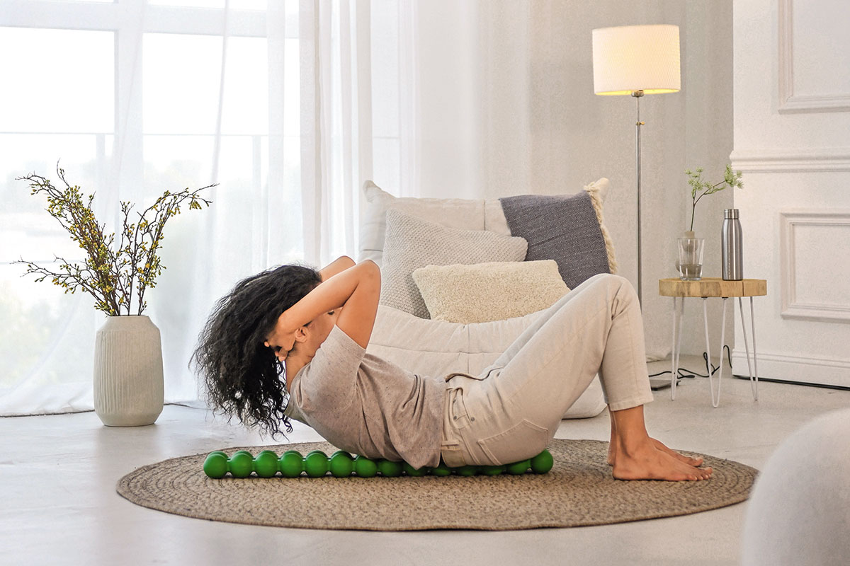 Spinefitter, l’attrezzo con le sfere che scioglie il mal di schiena: 6 esercizi da fare a casa