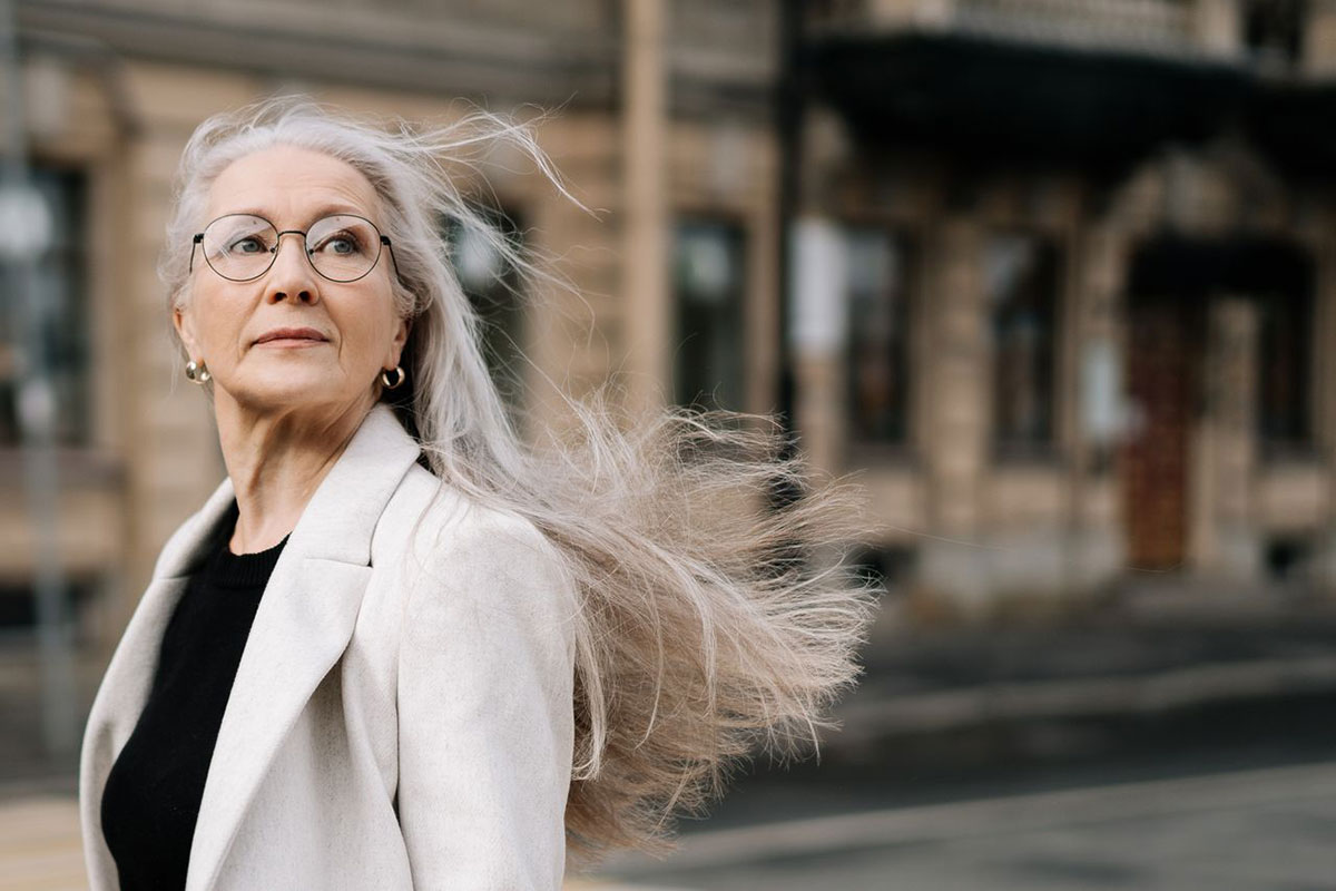 Capelli bianchi: libere dalla ricrescita e chic. Come scegliere il taglio perfetto in base alla forma del viso Capelli bianchi: libere dalla ricrescita e chic. Come scegliere il taglio perfetto in base alla forma del viso