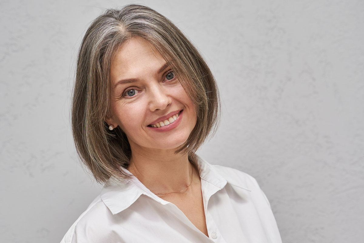 Capelli bianchi: libere dalla ricrescita e chic. Come scegliere il taglio perfetto in base alla forma del viso Capelli bianchi: libere dalla ricrescita e chic. Come scegliere il taglio perfetto in base alla forma del viso