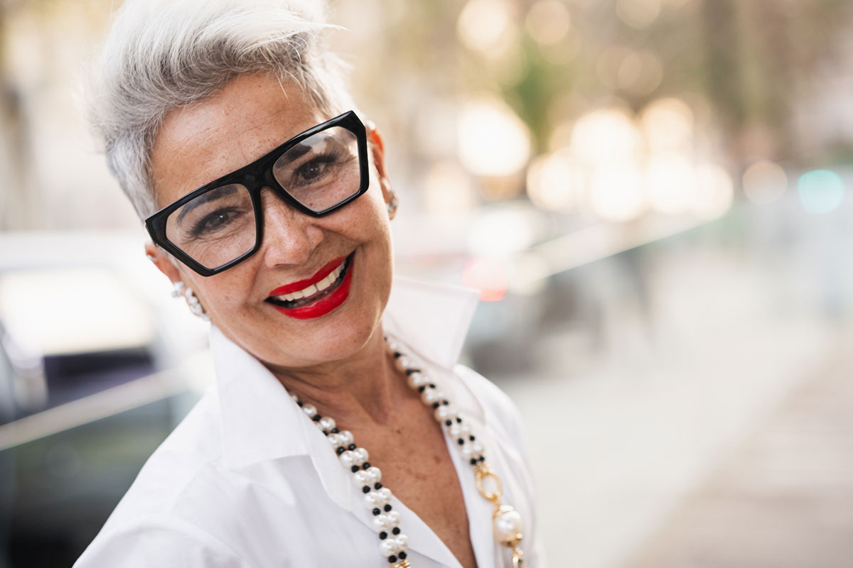 Capelli bianchi: libere dalla ricrescita e chic. Come scegliere il taglio perfetto in base alla forma del viso Capelli bianchi: libere dalla ricrescita e chic. Come scegliere il taglio perfetto in base alla forma del viso