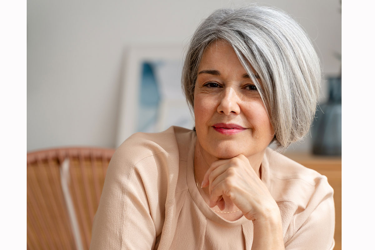 Capelli bianchi: libere dalla ricrescita e chic. Come scegliere il taglio perfetto in base alla forma del viso Capelli bianchi: libere dalla ricrescita e chic. Come scegliere il taglio perfetto in base alla forma del viso