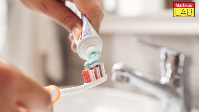 mano spreme dentifricio sullo spazzolino